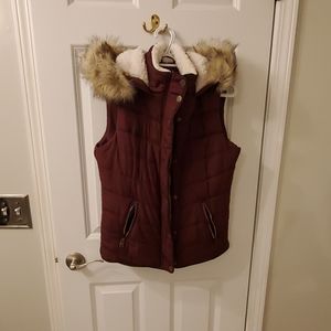 Aero sherpa vest . Burgundy color. Size Medium